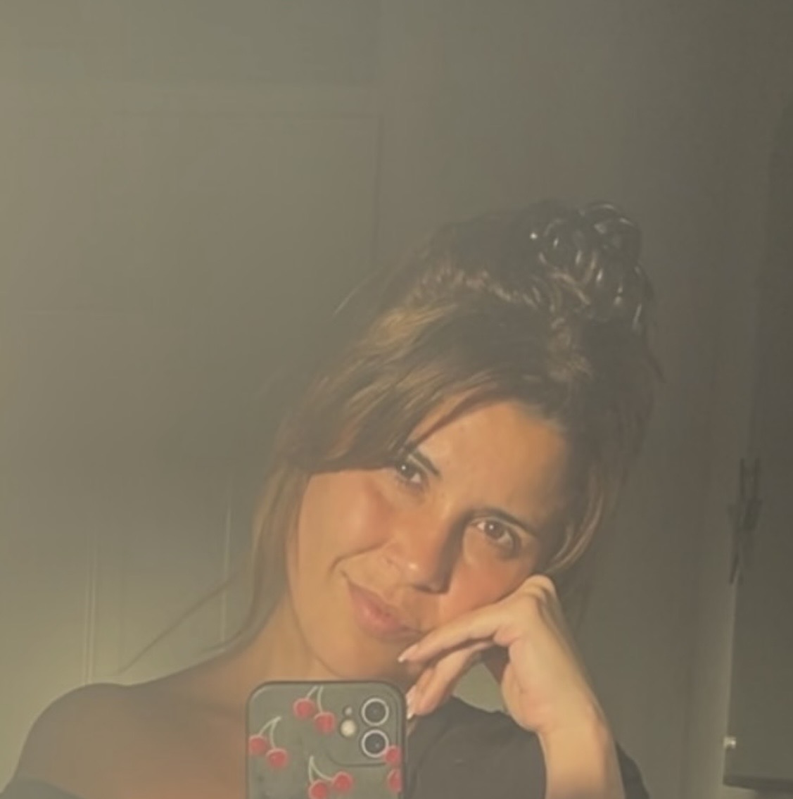 Picture of Elle taking a selfie